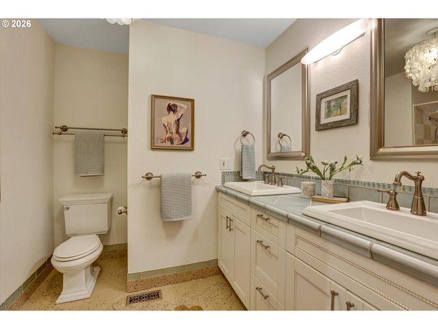 5537 Sw SEYMOUR Ct, Portland, OR 97221