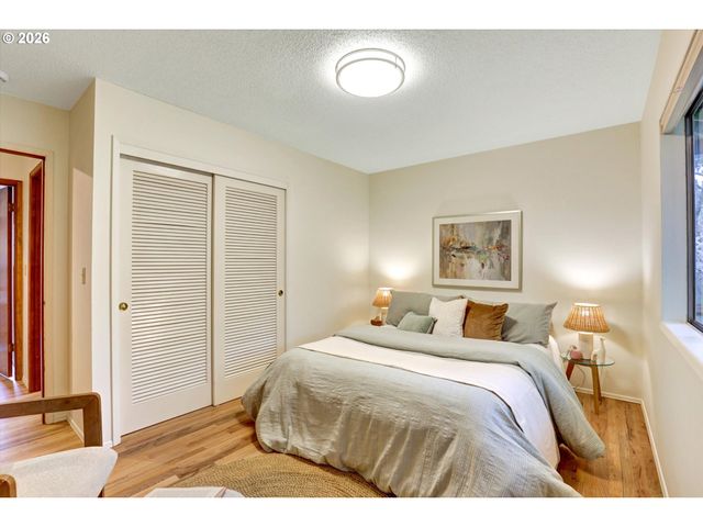 5537 Sw SEYMOUR Ct, Portland, OR 97221