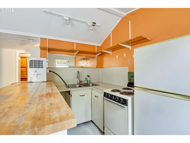 5537 Sw SEYMOUR Ct, Portland, OR 97221