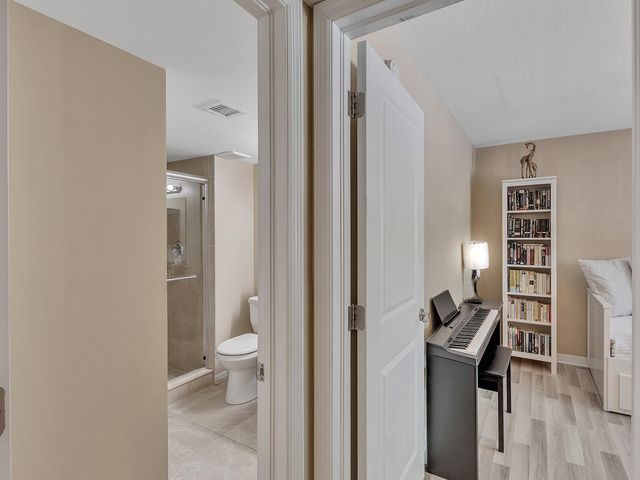 359 Lakeview Drive 201, Weston, FL 33326