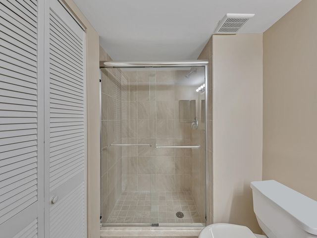 359 Lakeview Drive 201, Weston, FL 33326