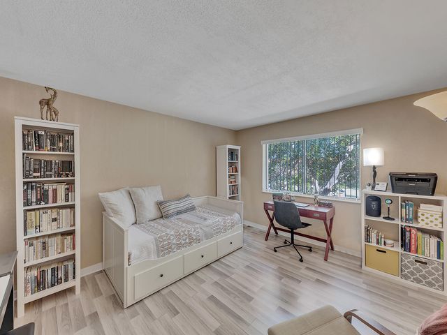 359 Lakeview Drive 201, Weston, FL 33326