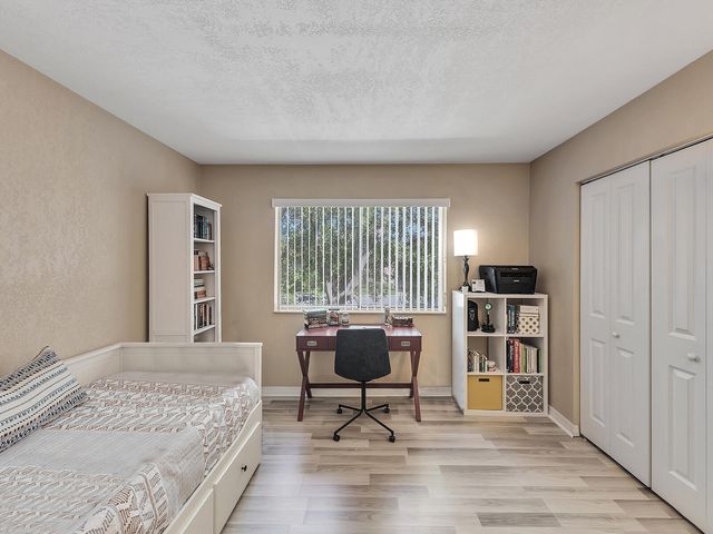 359 Lakeview Drive 201, Weston, FL 33326