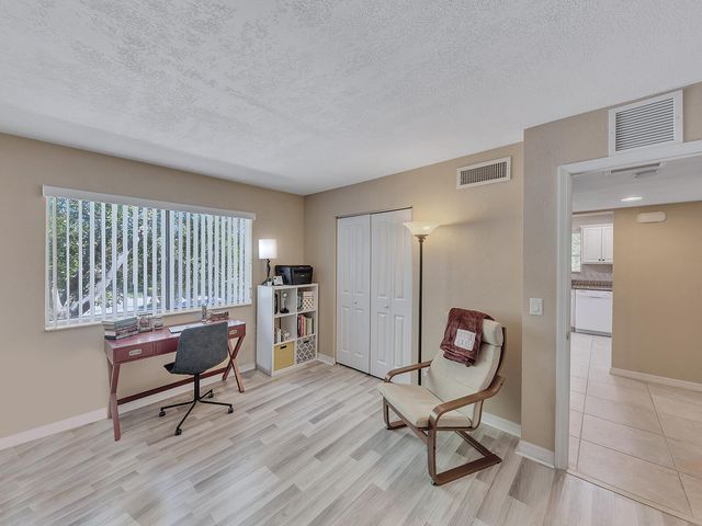 359 Lakeview Drive 201, Weston, FL 33326