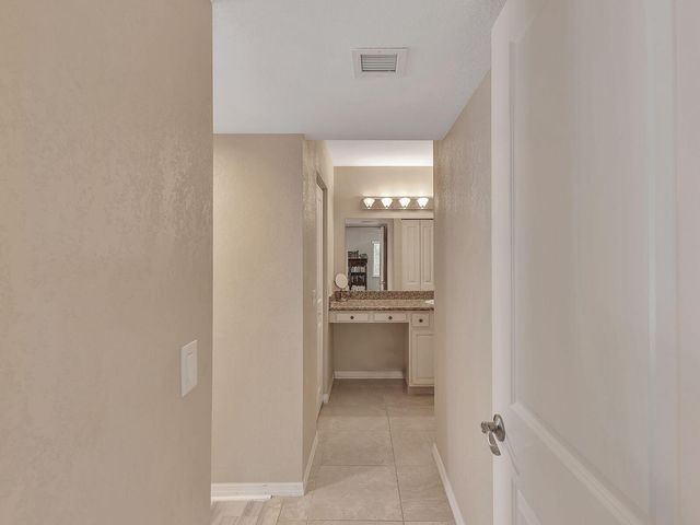 359 Lakeview Drive 201, Weston, FL 33326