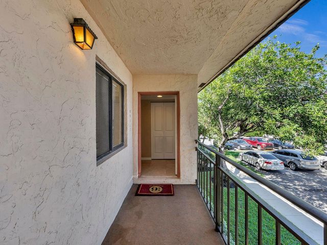359 Lakeview Drive 201, Weston, FL 33326