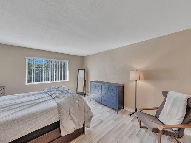 359 Lakeview Drive 201, Weston, FL 33326