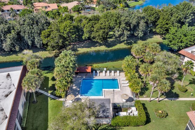 359 Lakeview Drive 201, Weston, FL 33326