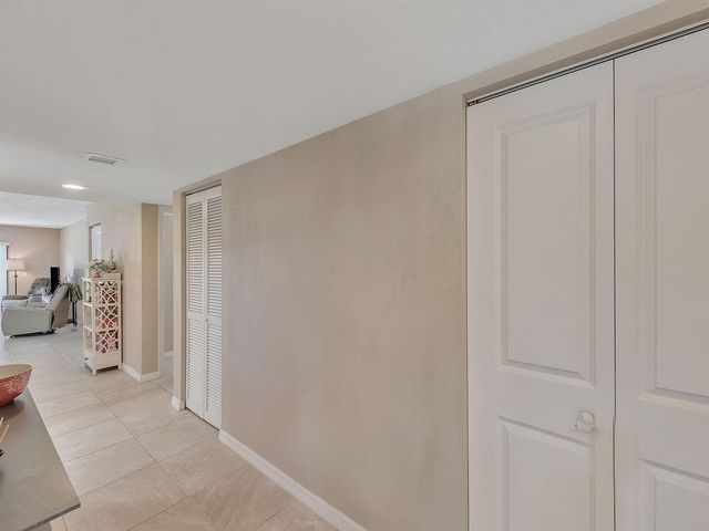 359 Lakeview Drive 201, Weston, FL 33326