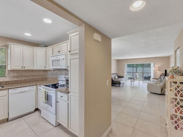 359 Lakeview Drive 201, Weston, FL 33326