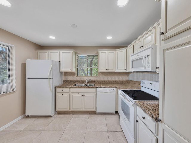 359 Lakeview Drive 201, Weston, FL 33326