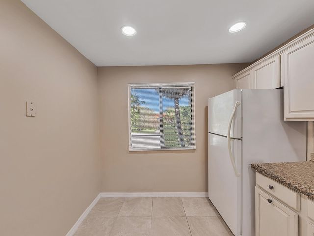 359 Lakeview Drive 201, Weston, FL 33326