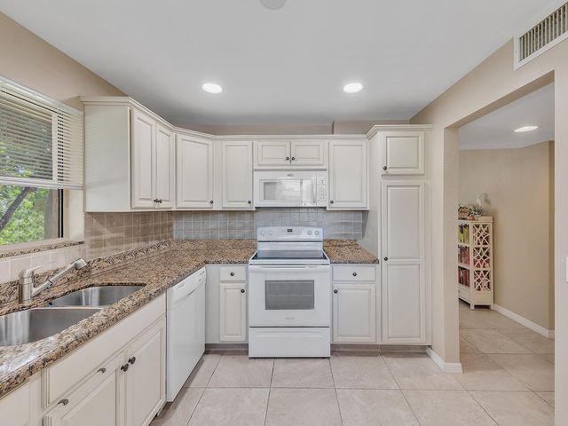 359 Lakeview Drive 201, Weston, FL 33326