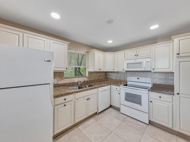 359 Lakeview Drive 201, Weston, FL 33326