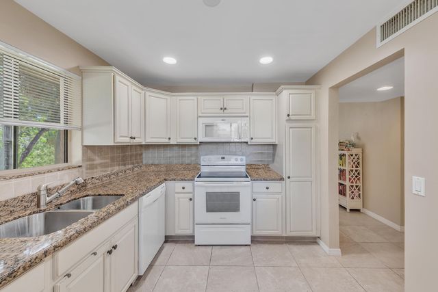 359 Lakeview Drive 201, Weston, FL 33326