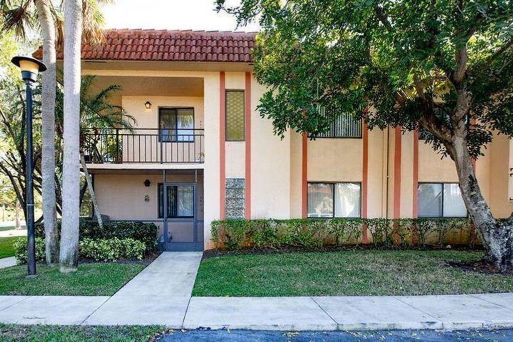359 Lakeview Drive 201, Weston, FL 33326