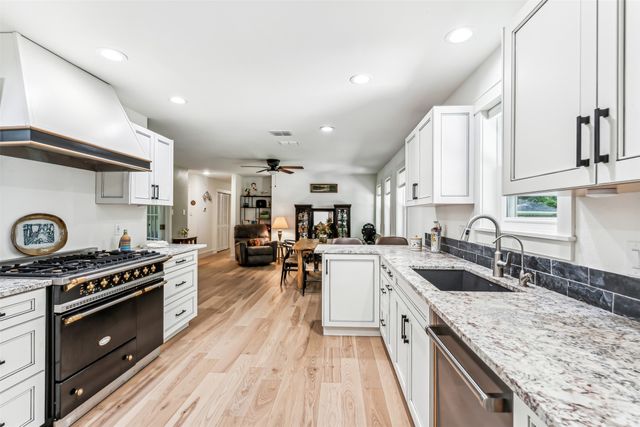 719 Lipan Drive, Granbury, TX 76048