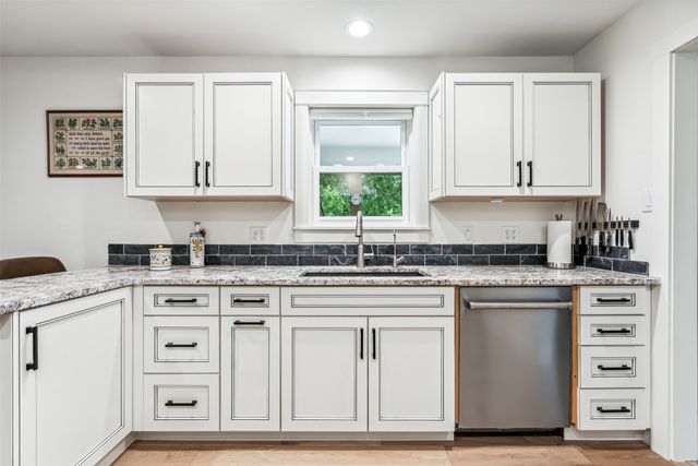 719 Lipan Drive, Granbury, TX 76048