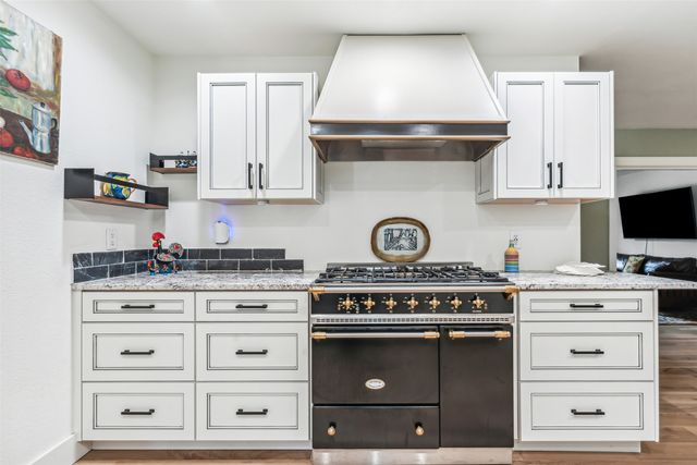 719 Lipan Drive, Granbury, TX 76048