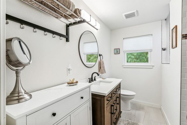 719 Lipan Drive, Granbury, TX 76048