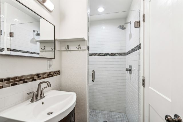 719 Lipan Drive, Granbury, TX 76048