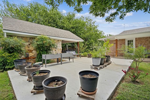 719 Lipan Drive, Granbury, TX 76048