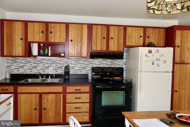 330 S HICKORY LN, New Oxford, PA 17350