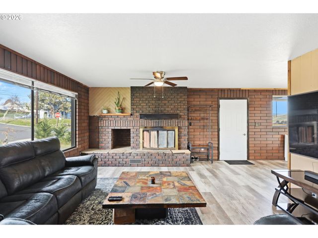 1100 W 2ND St, Arlington, OR 97812