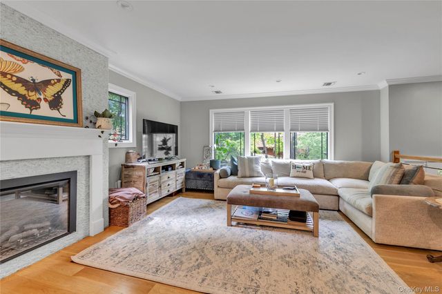 9 Winding Way, Sea Cliff, NY 11579
