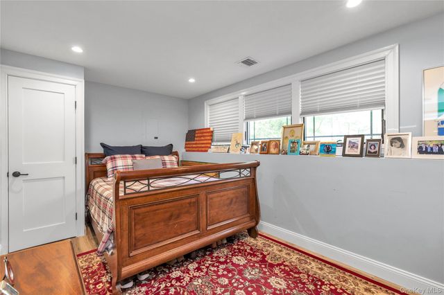 9 Winding Way, Sea Cliff, NY 11579