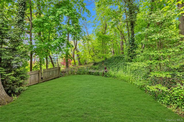 9 Winding Way, Sea Cliff, NY 11579