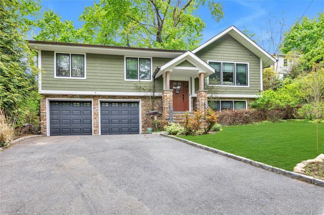 9 Winding Way, Sea Cliff, NY 11579