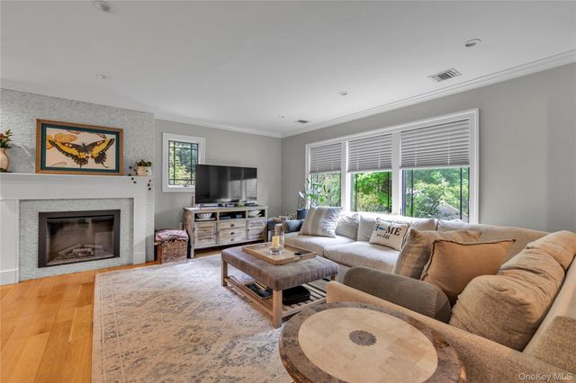 9 Winding Way, Sea Cliff, NY 11579