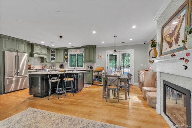 9 Winding Way, Sea Cliff, NY 11579