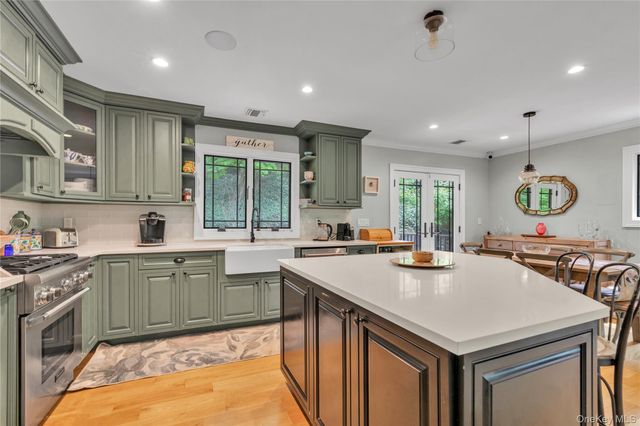 9 Winding Way, Sea Cliff, NY 11579
