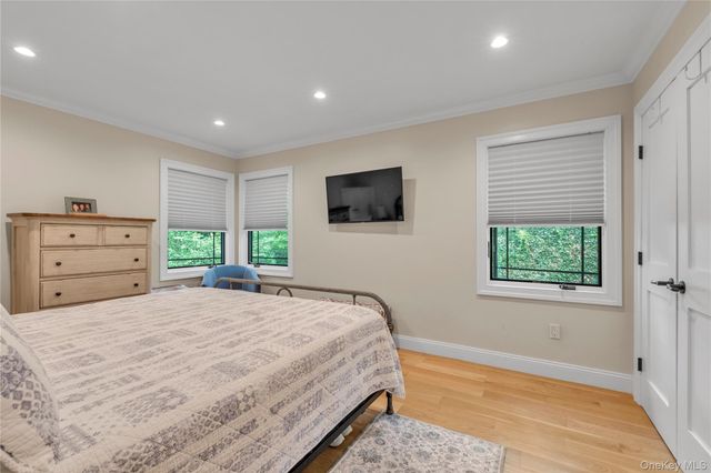 9 Winding Way, Sea Cliff, NY 11579