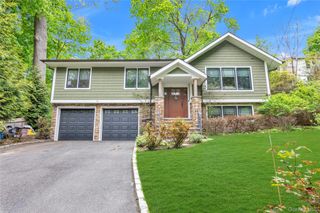 9 Winding Way, Sea Cliff, NY 11579