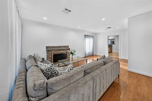 11407 Delano, North Hollywood, CA 91606