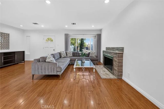 11407 Delano, North Hollywood, CA 91606