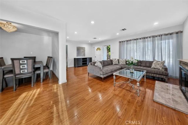 11407 Delano, North Hollywood, CA 91606