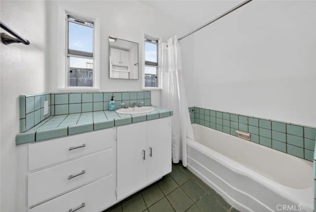 11407 Delano, North Hollywood, CA 91606
