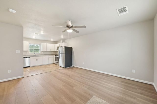 282 Plez Morgan Drive A, Montgomery, TX 77356