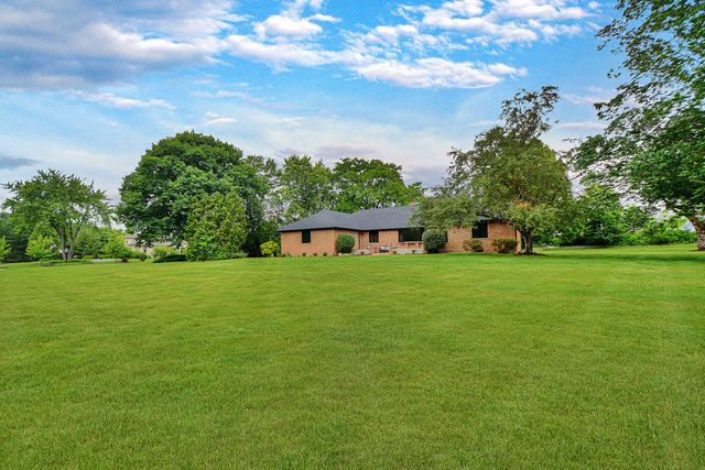 5 Bruce Circle N, Hawthorn Woods, IL 60047