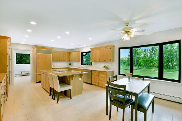 5 Bruce Circle N, Hawthorn Woods, IL 60047