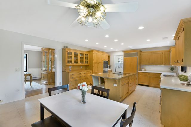 5 Bruce Circle N, Hawthorn Woods, IL 60047