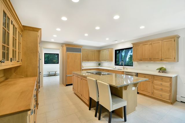 5 Bruce Circle N, Hawthorn Woods, IL 60047