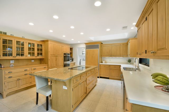 5 Bruce Circle N, Hawthorn Woods, IL 60047