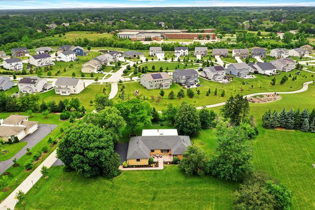 5 Bruce Circle N, Hawthorn Woods, IL 60047