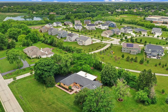 5 Bruce Circle N, Hawthorn Woods, IL 60047
