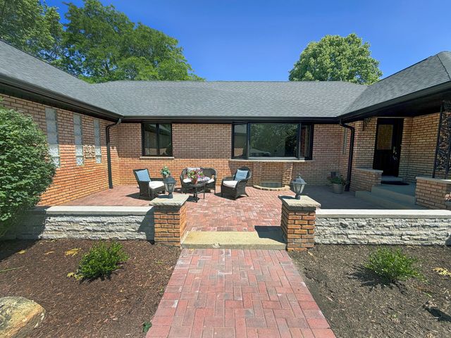 5 Bruce Circle N, Hawthorn Woods, IL 60047